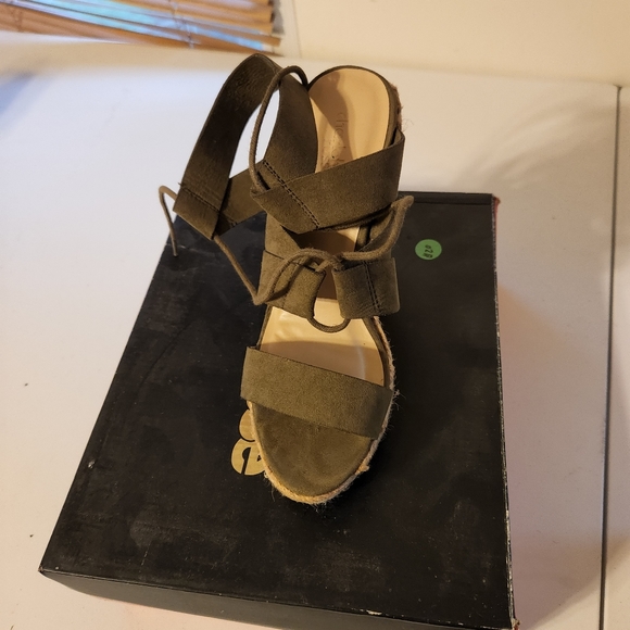 Shoes - Picture 2 of 3